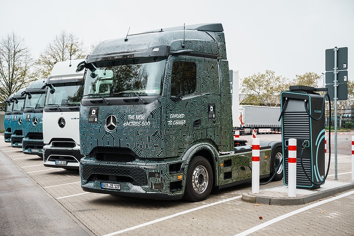 Charging instead of refueling: Mercedes-Benz Wörth plant opens fast-charging park for e-trucks in inbound logistics