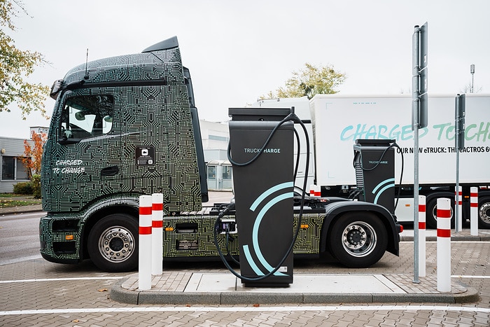 Charging instead of refueling: Mercedes-Benz Wörth plant opens fast-charging park for e-trucks in inbound logistics