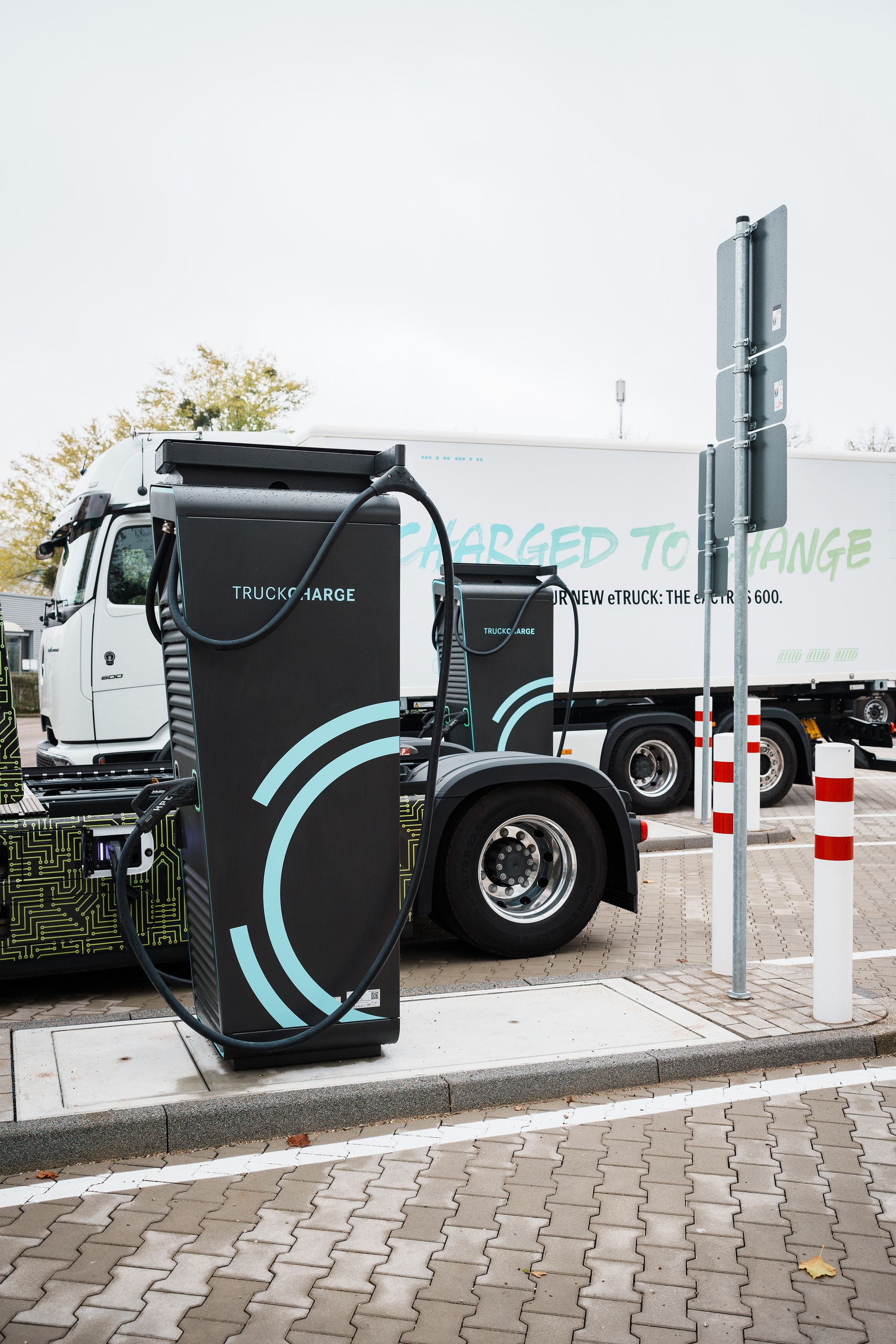 Charging instead of refueling: Mercedes-Benz Wörth plant opens fast-charging park for e-trucks in inbound logistics