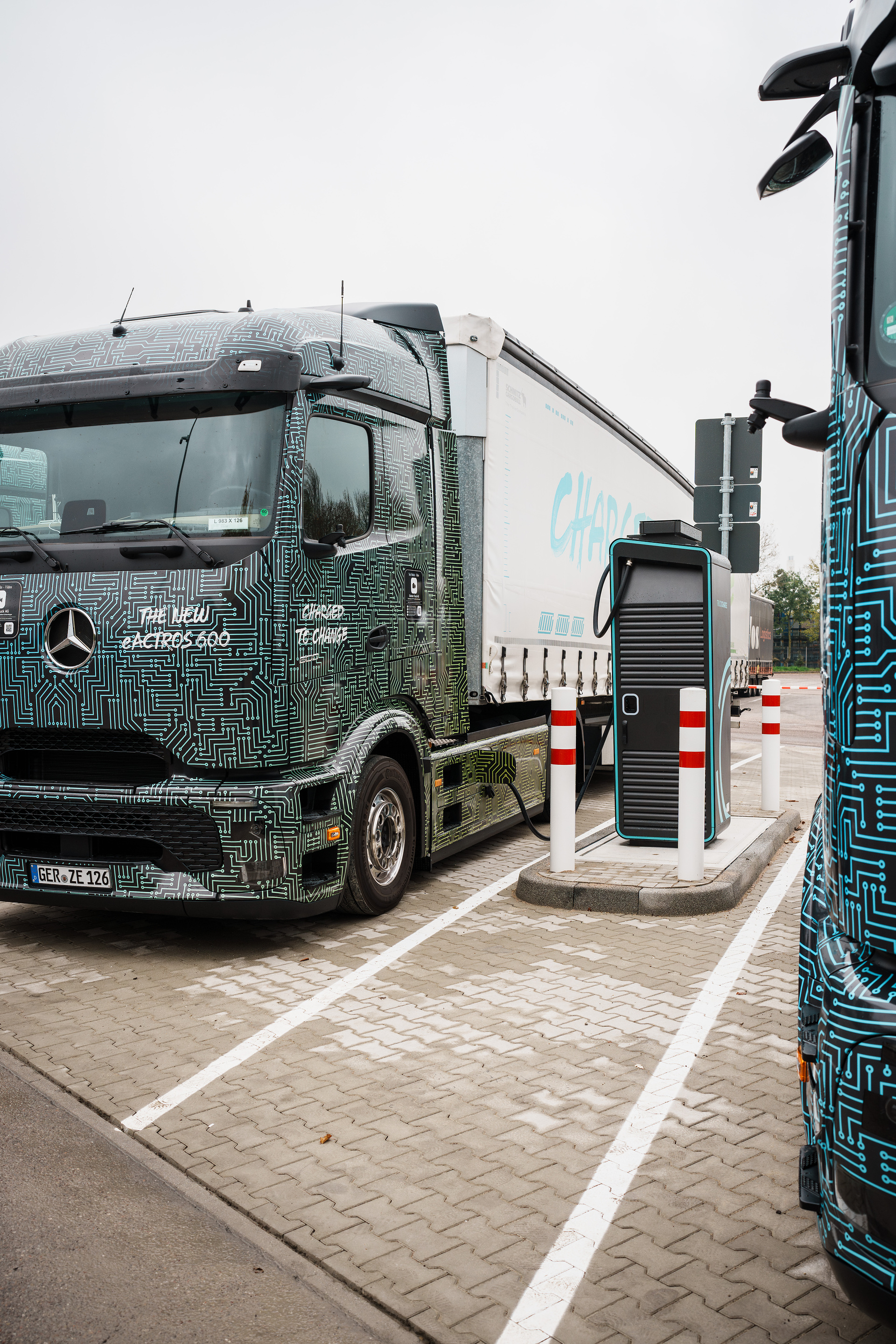 Charging instead of refueling: Mercedes-Benz Wörth plant opens fast-charging park for e-trucks in inbound logistics