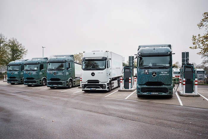 Charging instead of refueling: Mercedes-Benz Wörth plant opens fast-charging park for e-trucks in inbound logistics