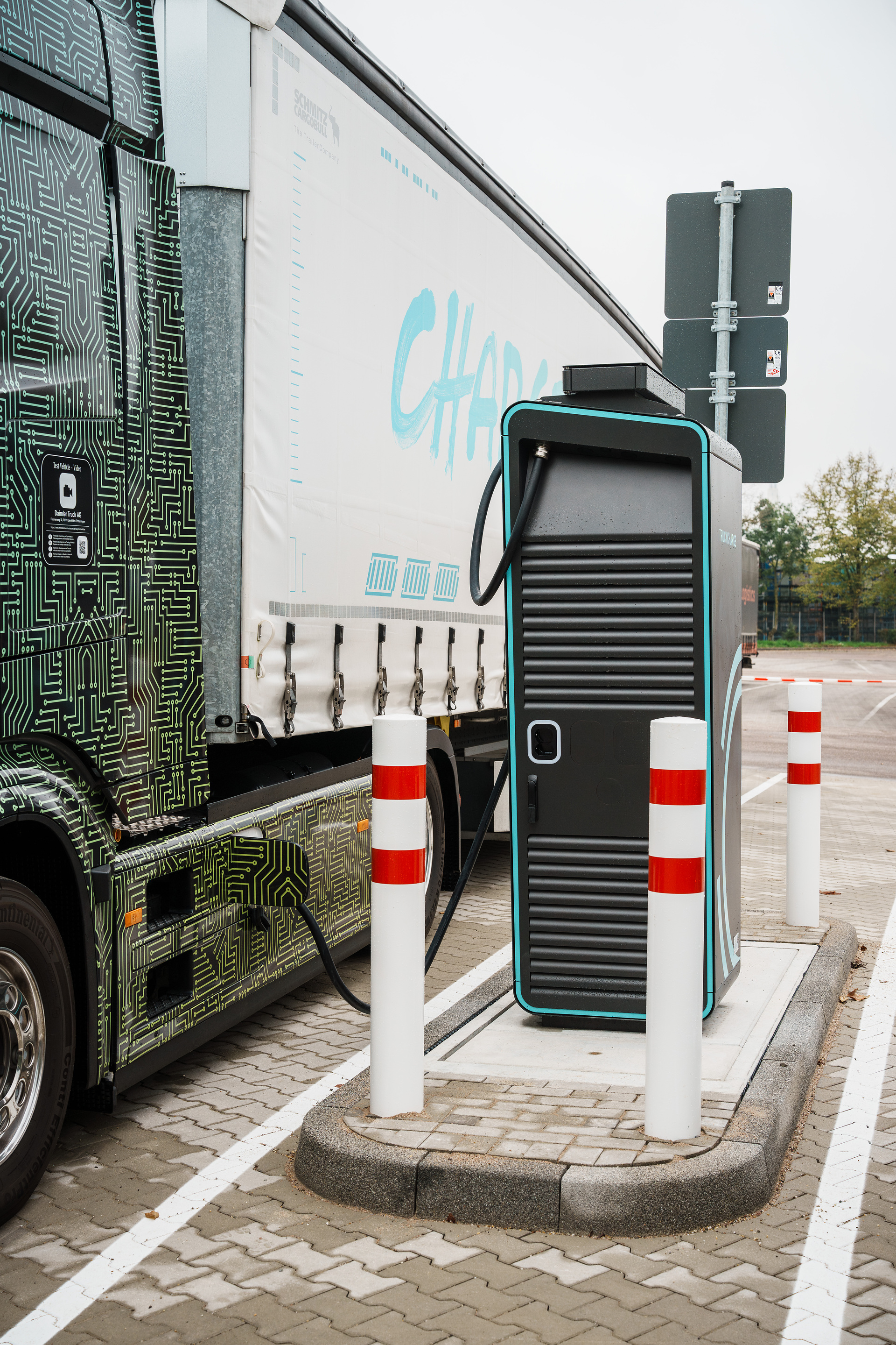 Charging instead of refueling: Mercedes-Benz Wörth plant opens fast-charging park for e-trucks in inbound logistics