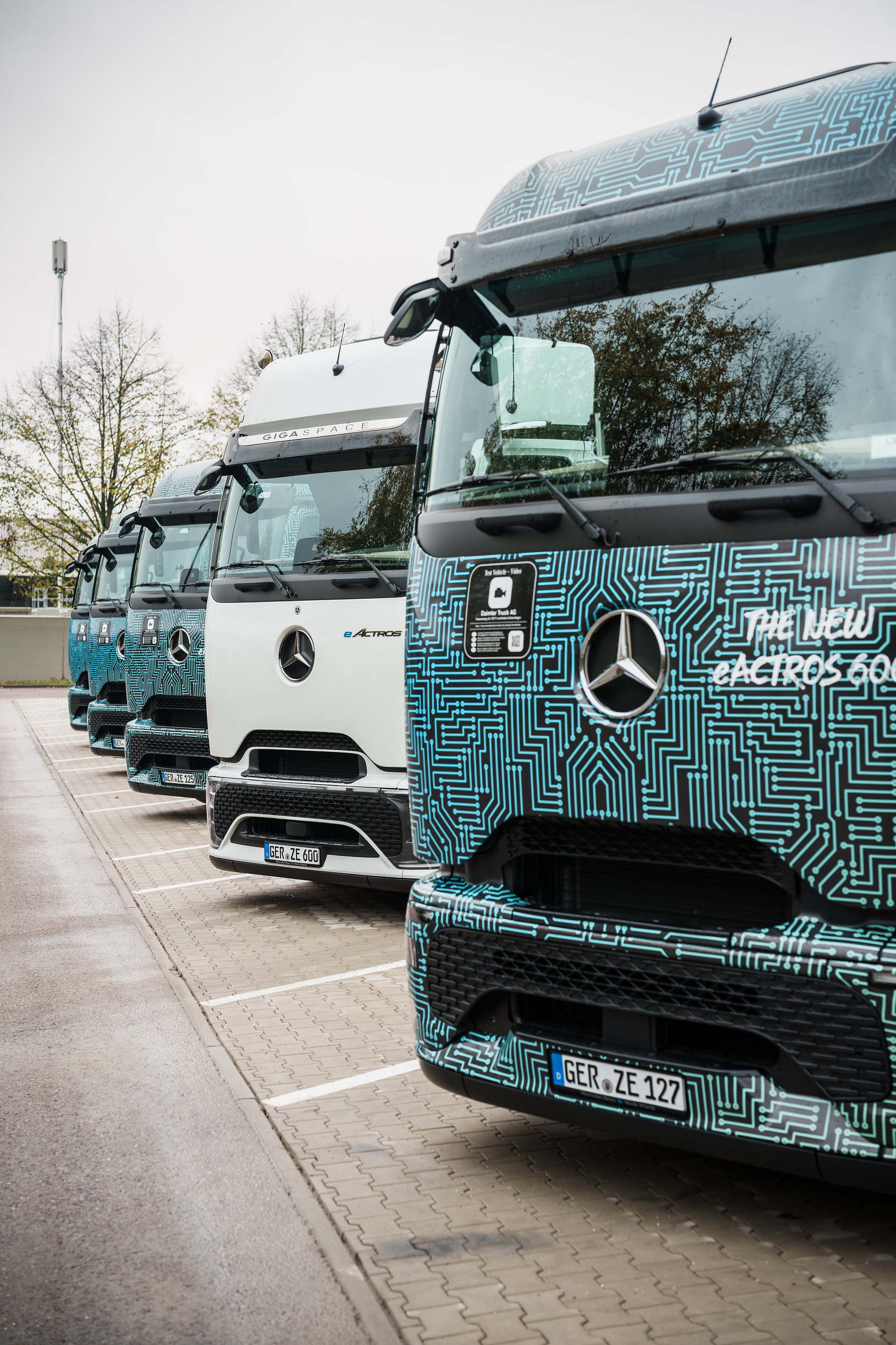 Charging instead of refueling: Mercedes-Benz Wörth plant opens fast-charging park for e-trucks in inbound logistics