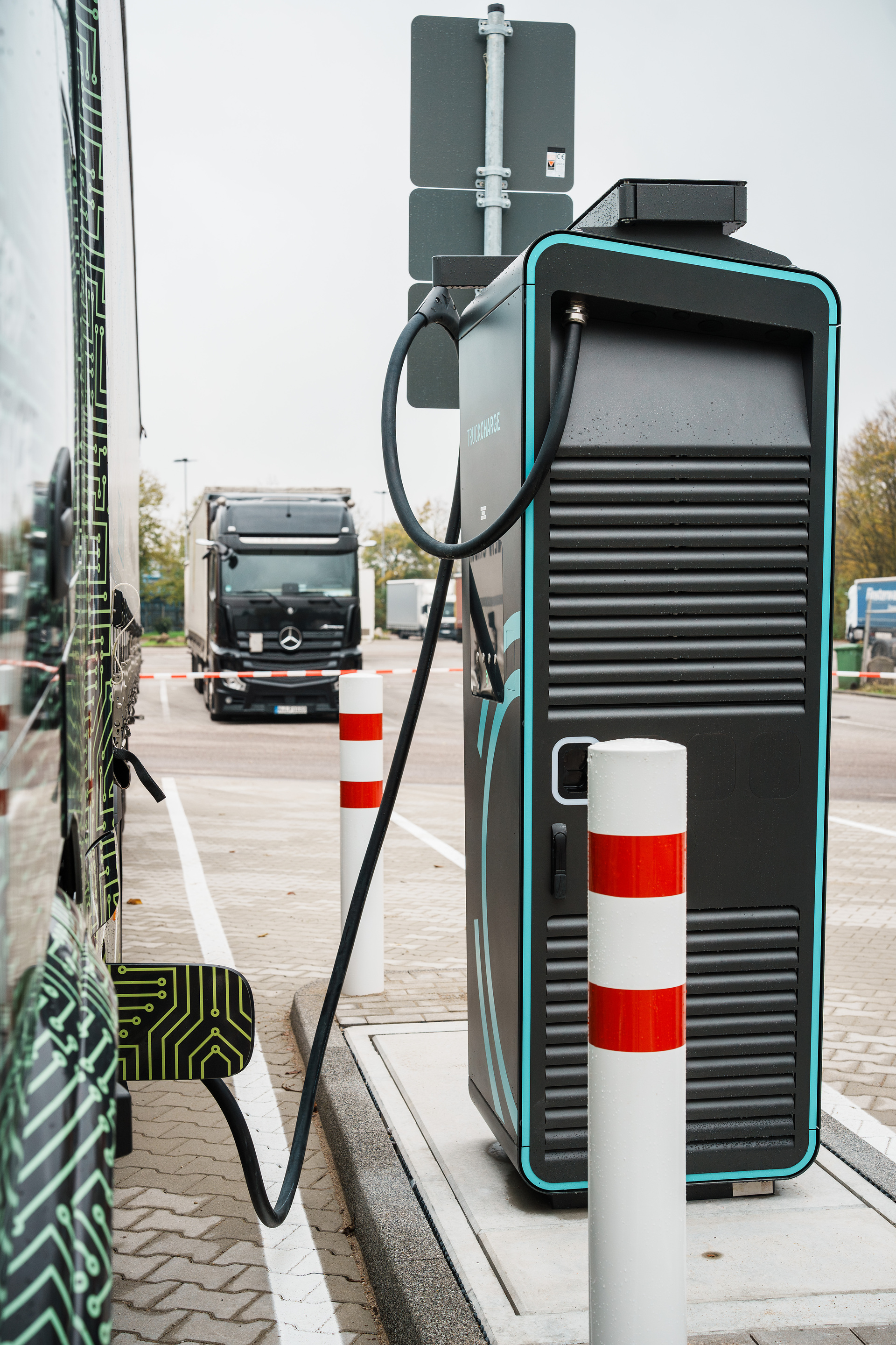 Charging instead of refueling: Mercedes-Benz Wörth plant opens fast-charging park for e-trucks in inbound logistics