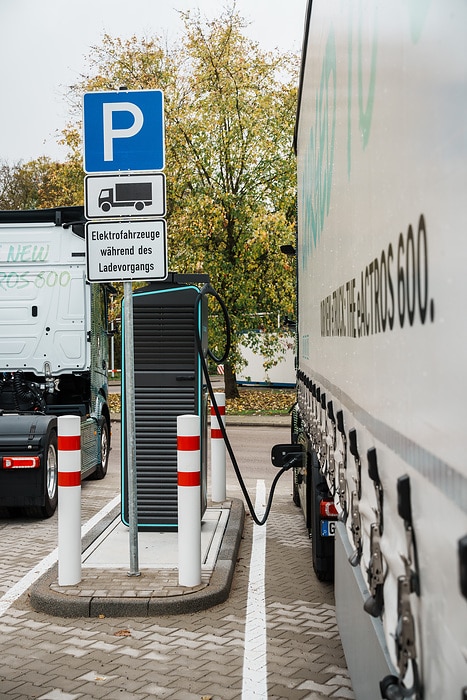 Charging instead of refueling: Mercedes-Benz Wörth plant opens fast-charging park for e-trucks in inbound logistics