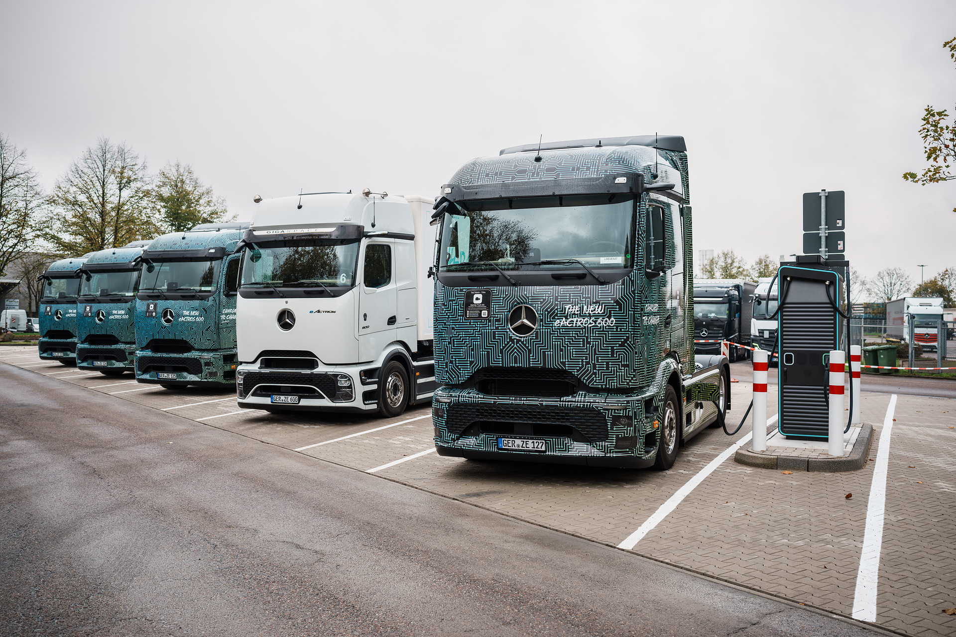 Charging instead of refueling: Mercedes-Benz Wörth plant opens fast-charging park for e-trucks in inbound logistics