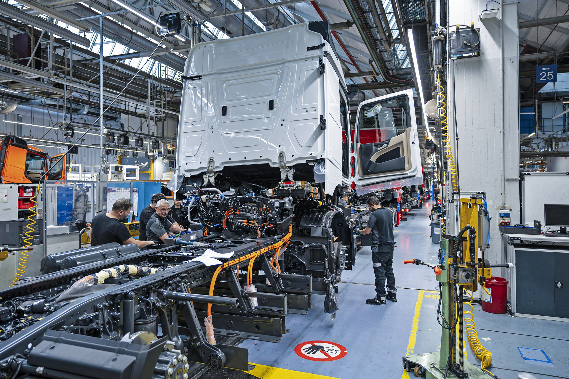 Daimler Truck celebrates series launch of the Mercedes-Benz eActros 600 for long-distance haulage in Wörth