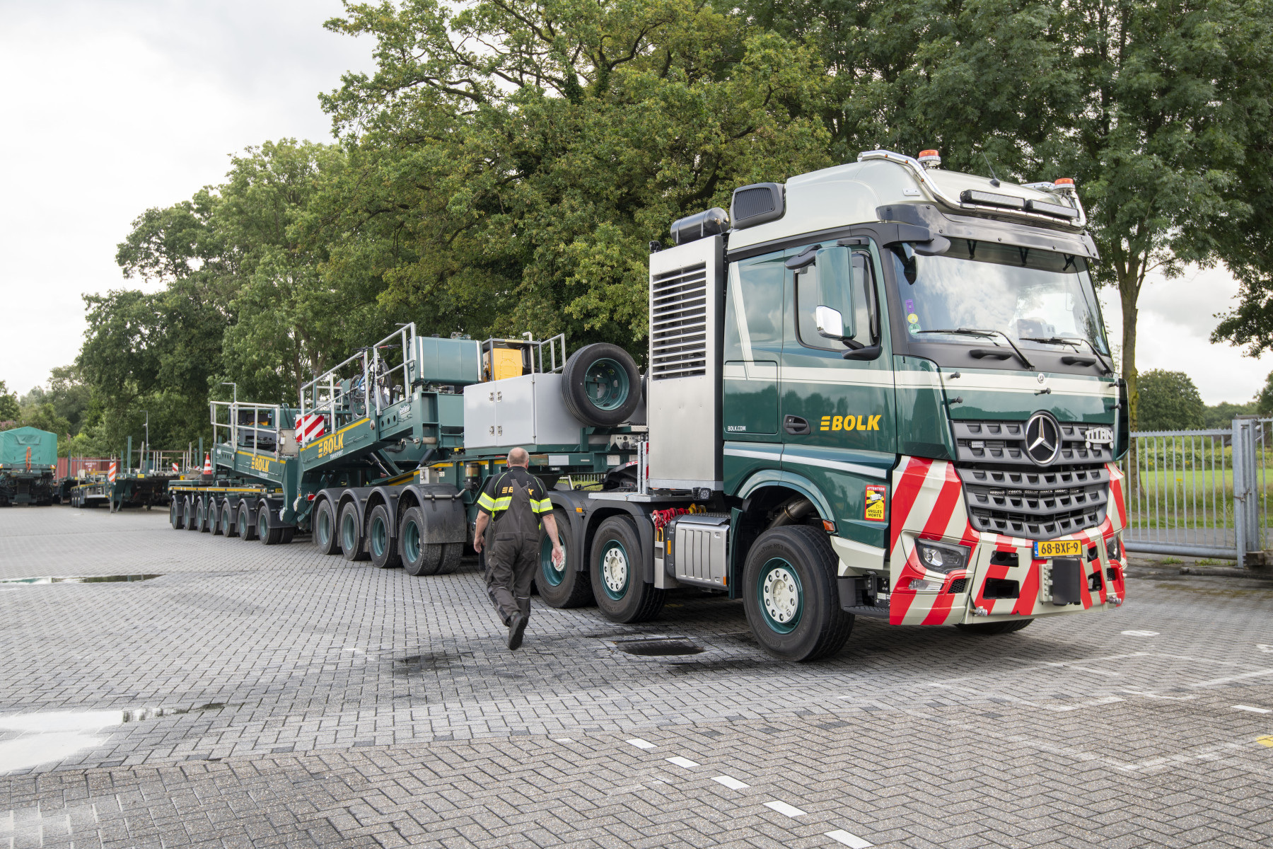 Two heavyweights for Bolk Transport: Mercedes-Benz Arocs with 250-ton gross train weight on the roads of Europe