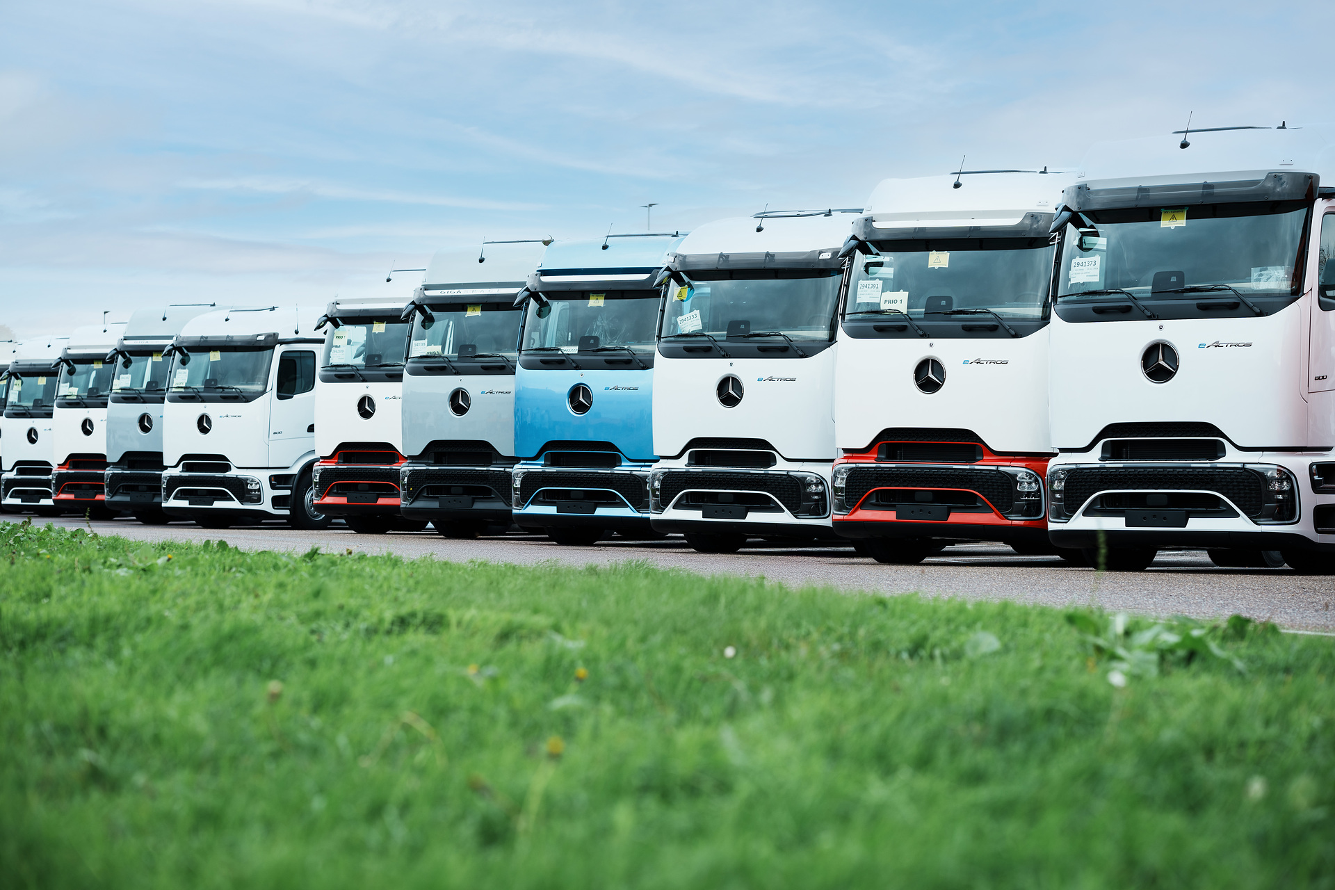 Mercedes-Benz Trucks hands over first series-produced eActros 600 to customers in Germany