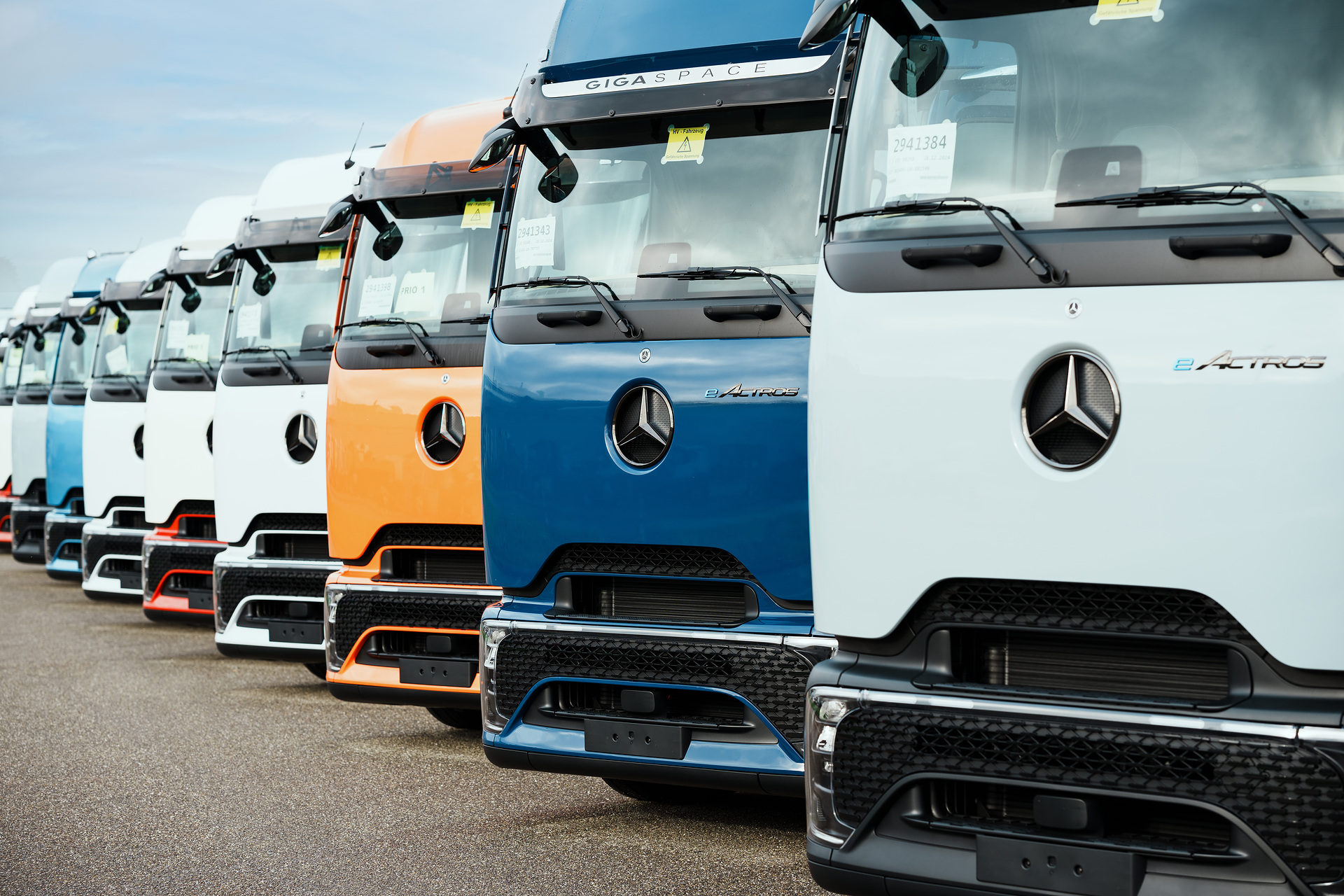 Mercedes-Benz Trucks hands over first series-produced eActros 600 to customers in Germany