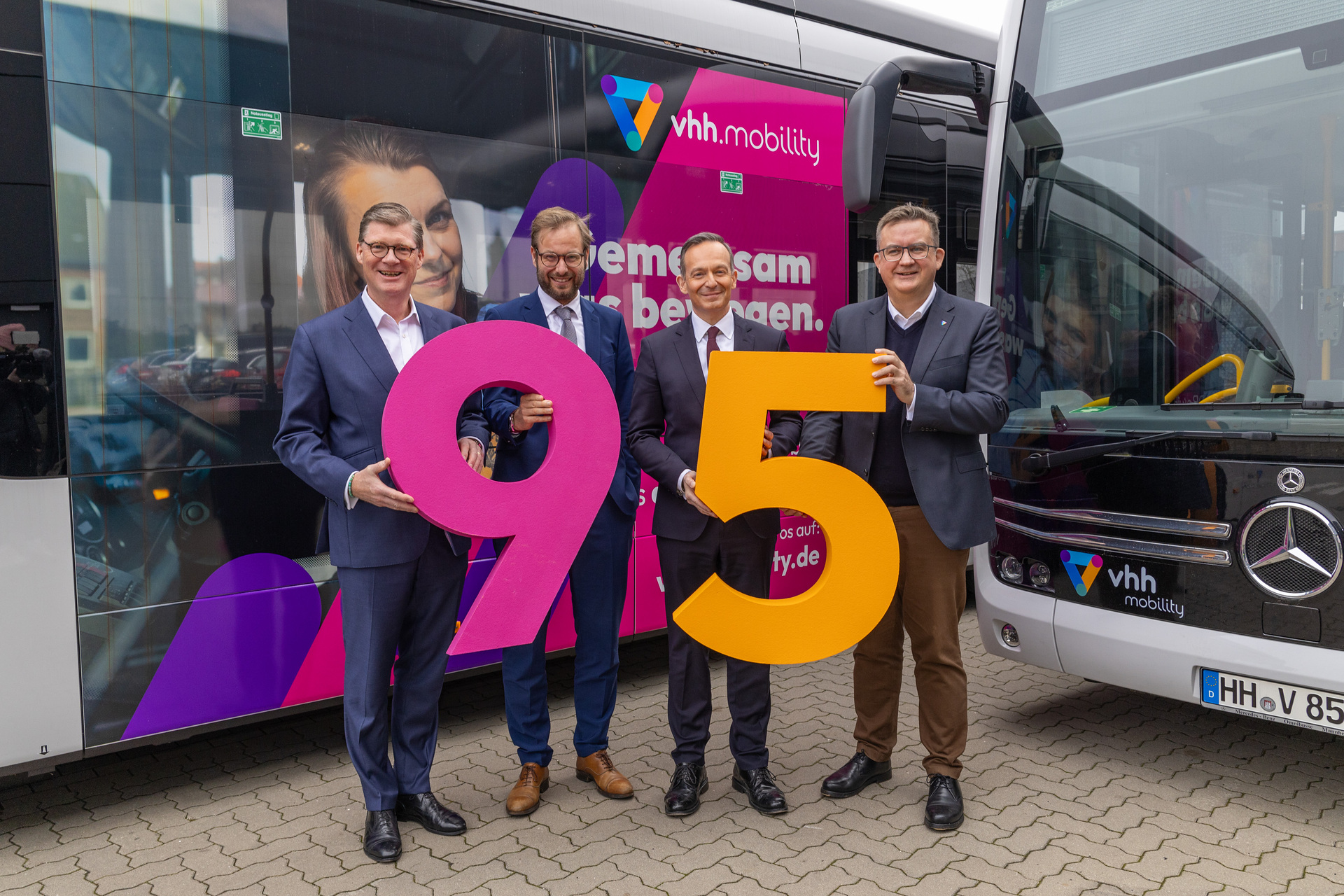 Ceremonial handover: 95 eCitaro buses for the Hamburg metropolitan region