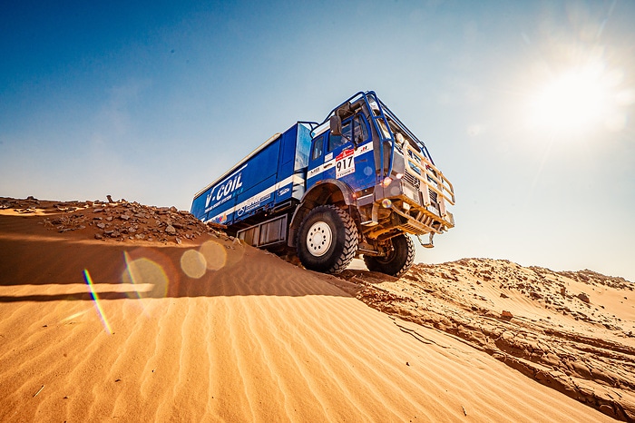 Dakar Rally 2025: two Mercedes-Benz truck legends as a rolling workshop in the world’s toughest race