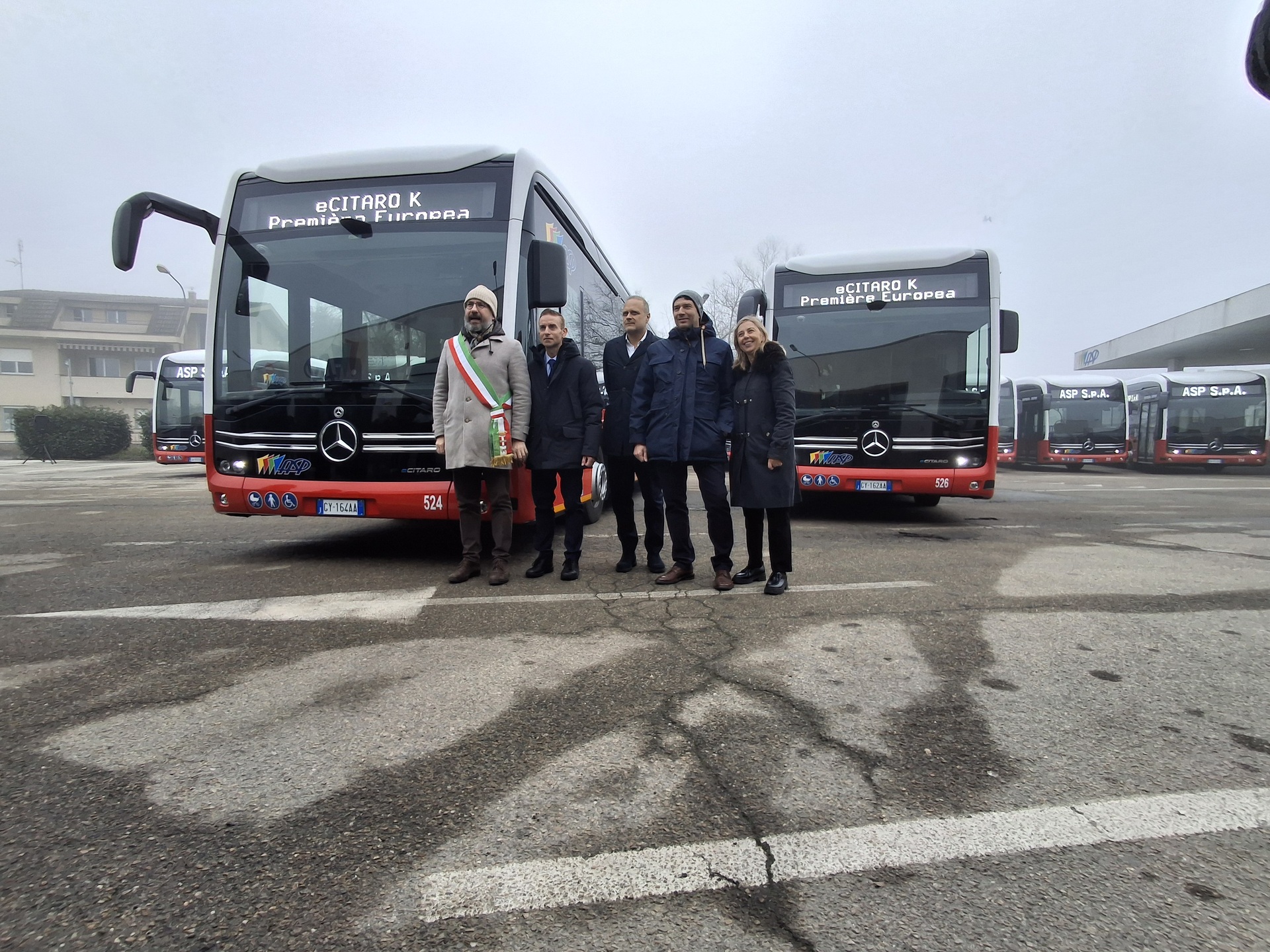 Europa-Premiere: Erste vier Mercedes Benz eCitaro K fahren nach Asti in der italienischen Region Piemont