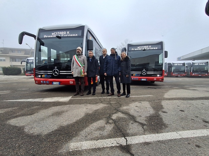 Europa-Premiere: Erste vier Mercedes Benz eCitaro K fahren nach Asti in der italienischen Region Piemont