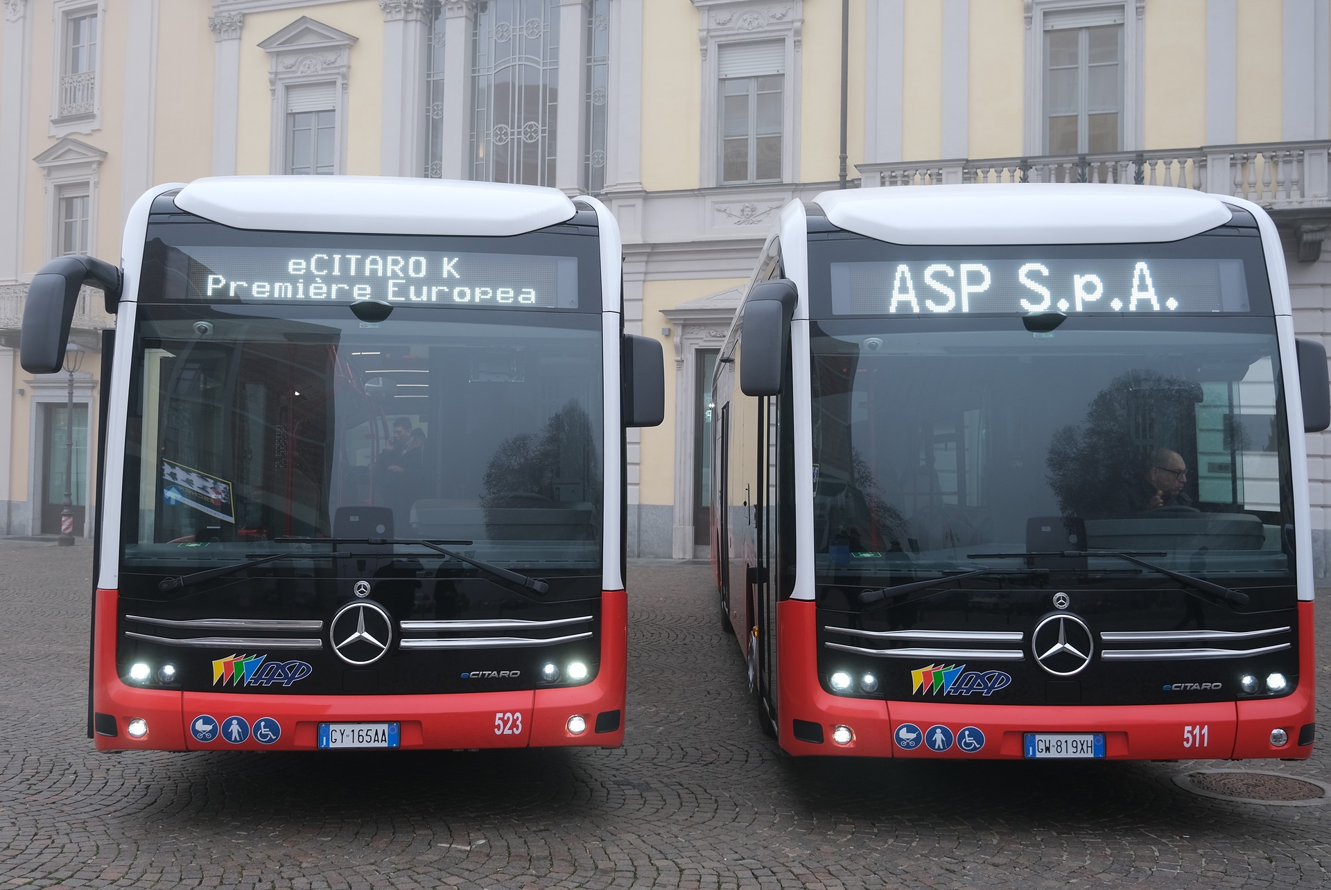 Europa-Premiere: Erste vier Mercedes Benz eCitaro K fahren nach Asti in der italienischen Region Piemont