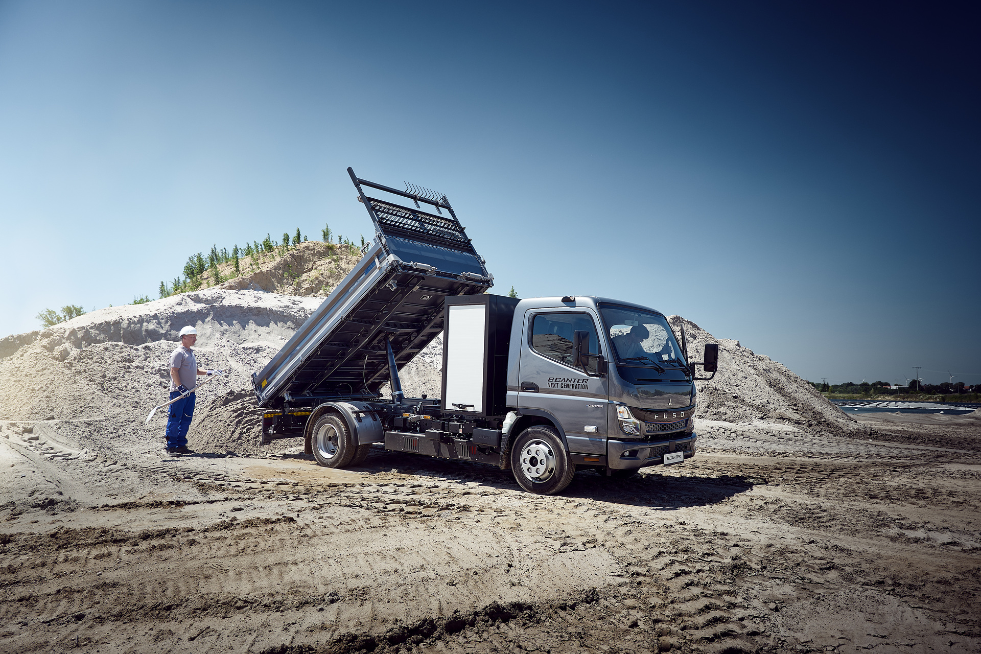 Vielseitig auf dem Bau: Daimler Truck Marke FUSO mit drei Varianten des Canter auf der bauma 2025