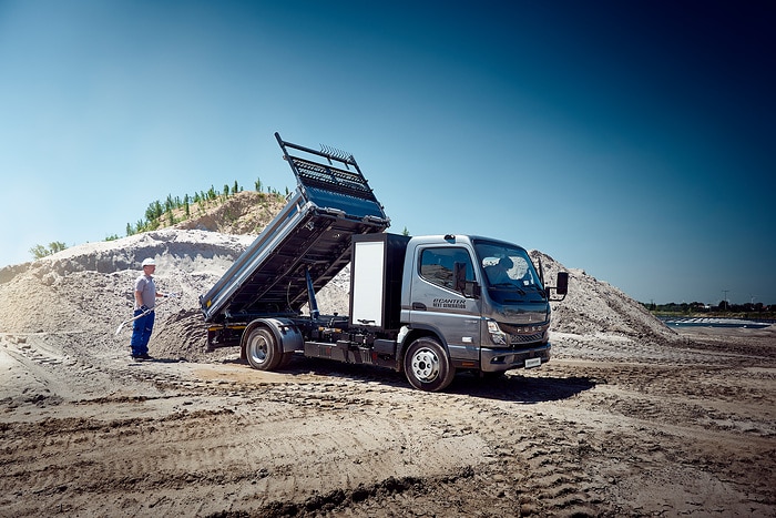 Vielseitig auf dem Bau: Daimler Truck Marke FUSO mit drei Varianten des Canter auf der bauma 2025