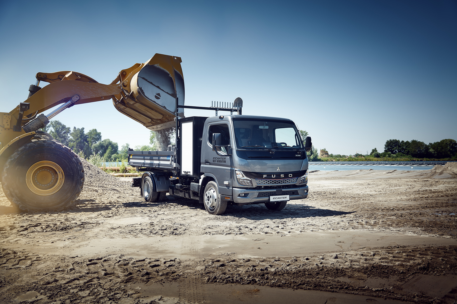 Vielseitig auf dem Bau: Daimler Truck Marke FUSO mit drei Varianten des Canter auf der bauma 2025