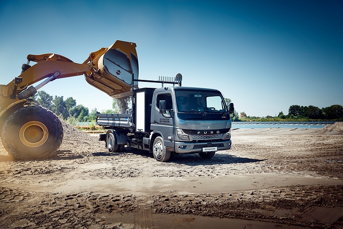 Vielseitig auf dem Bau: Daimler Truck Marke FUSO mit drei Varianten des Canter auf der bauma 2025