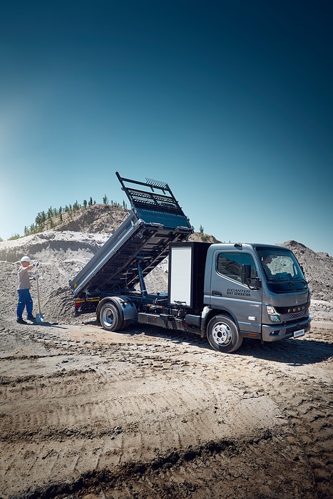 Vielseitig auf dem Bau: Daimler Truck Marke FUSO mit drei Varianten des Canter auf der bauma 2025