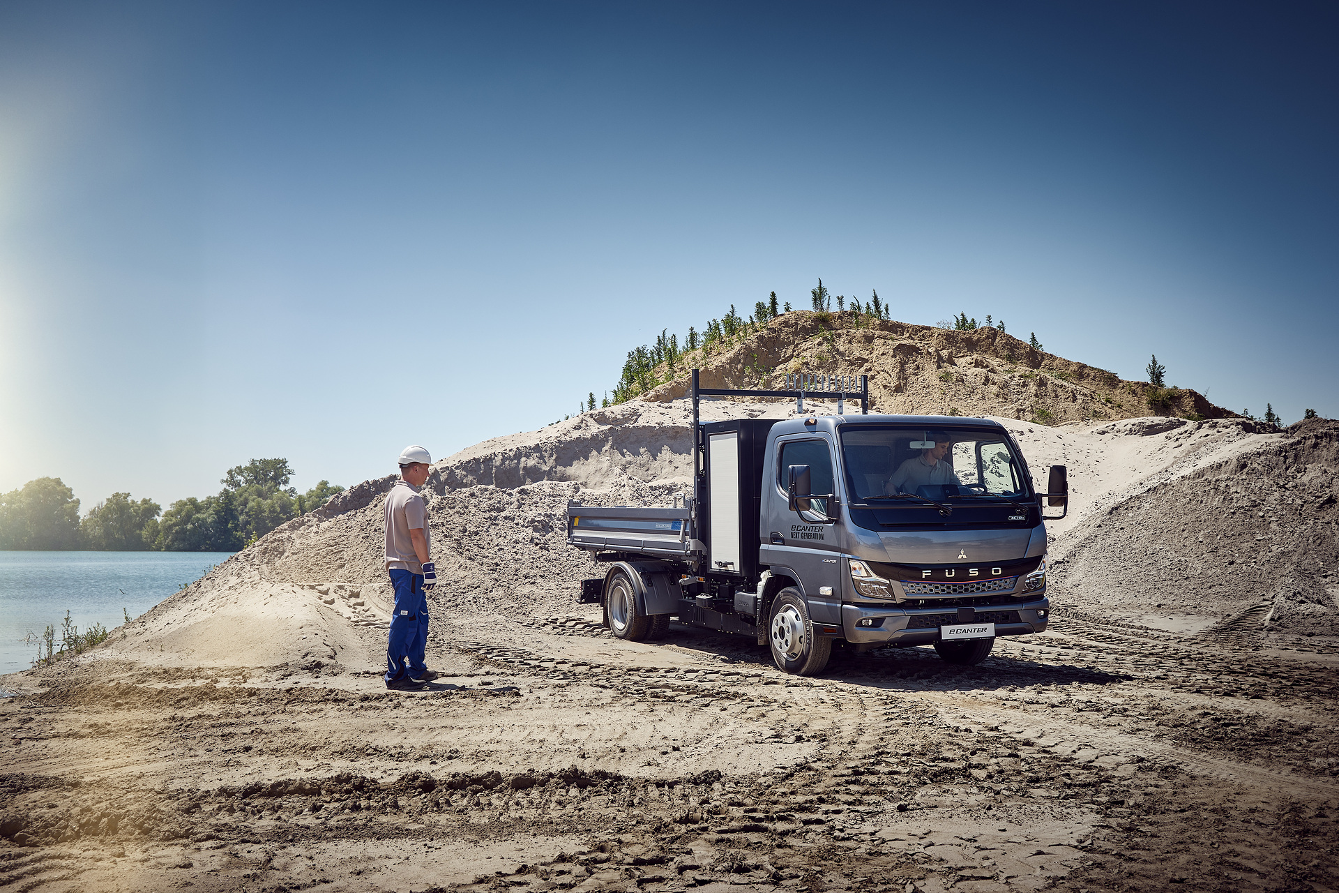 Vielseitig auf dem Bau: Daimler Truck Marke FUSO mit drei Varianten des Canter auf der bauma 2025