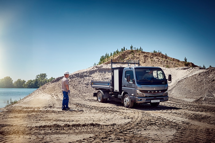 Vielseitig auf dem Bau: Daimler Truck Marke FUSO mit drei Varianten des Canter auf der bauma 2025