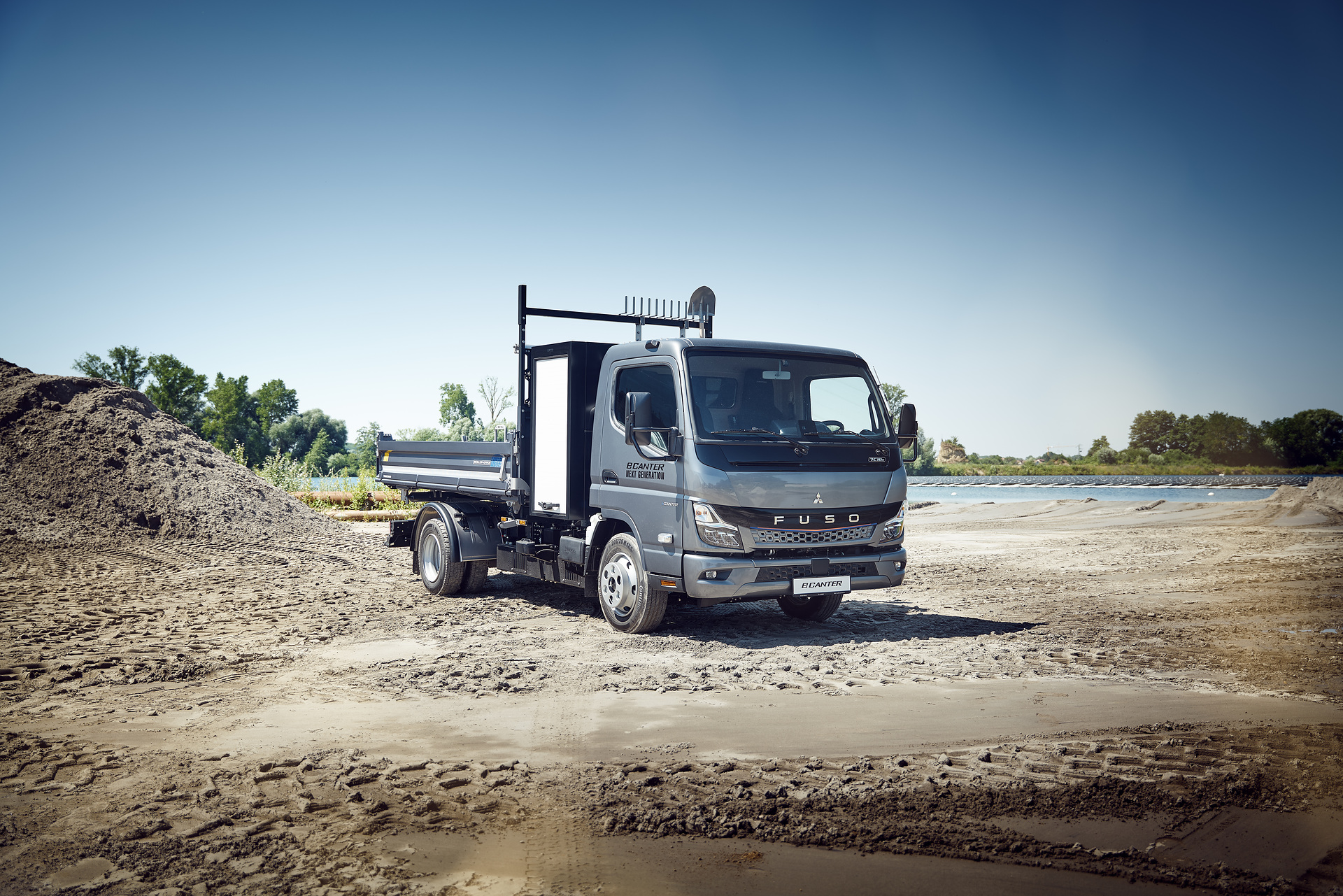 Vielseitig auf dem Bau: Daimler Truck Marke FUSO mit drei Varianten des Canter auf der bauma 2025