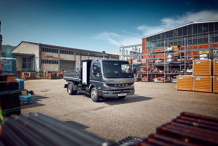 Vielseitig auf dem Bau: Daimler Truck Marke FUSO mit drei Varianten des Canter auf der bauma 2025