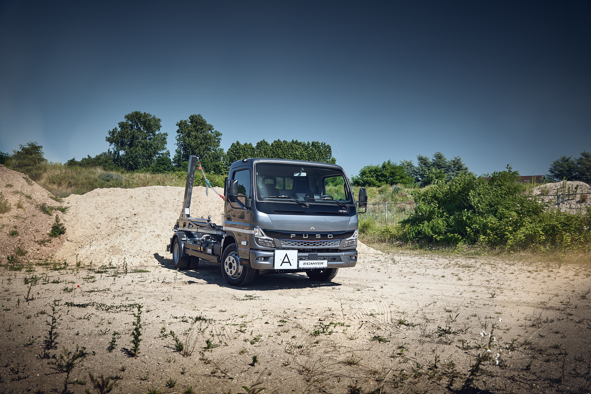 Vielseitig auf dem Bau: Daimler Truck Marke FUSO mit drei Varianten des Canter auf der bauma 2025