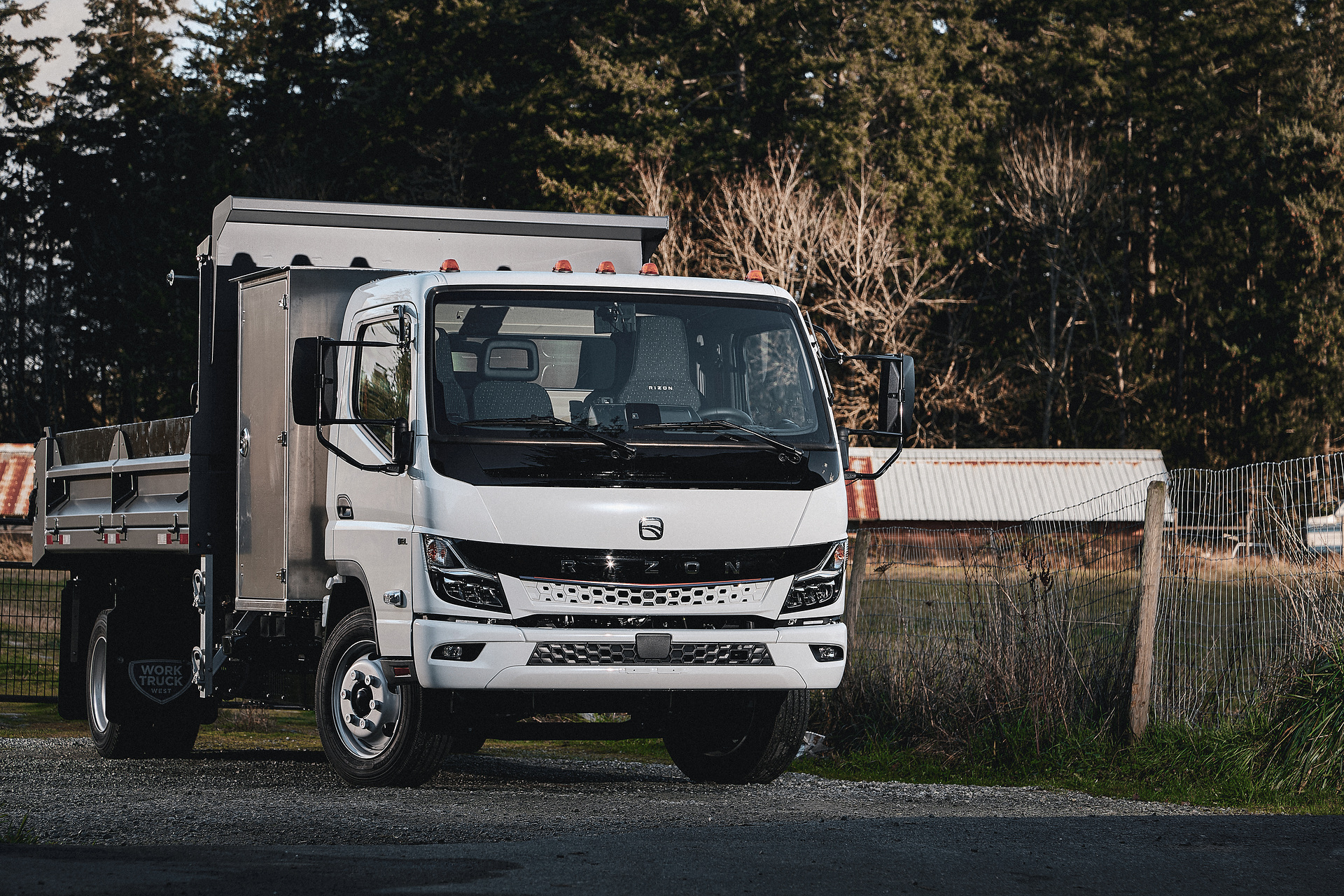 Daimler Truck all-electric brand RIZON hands over first truck in Canada to custom home-builder company