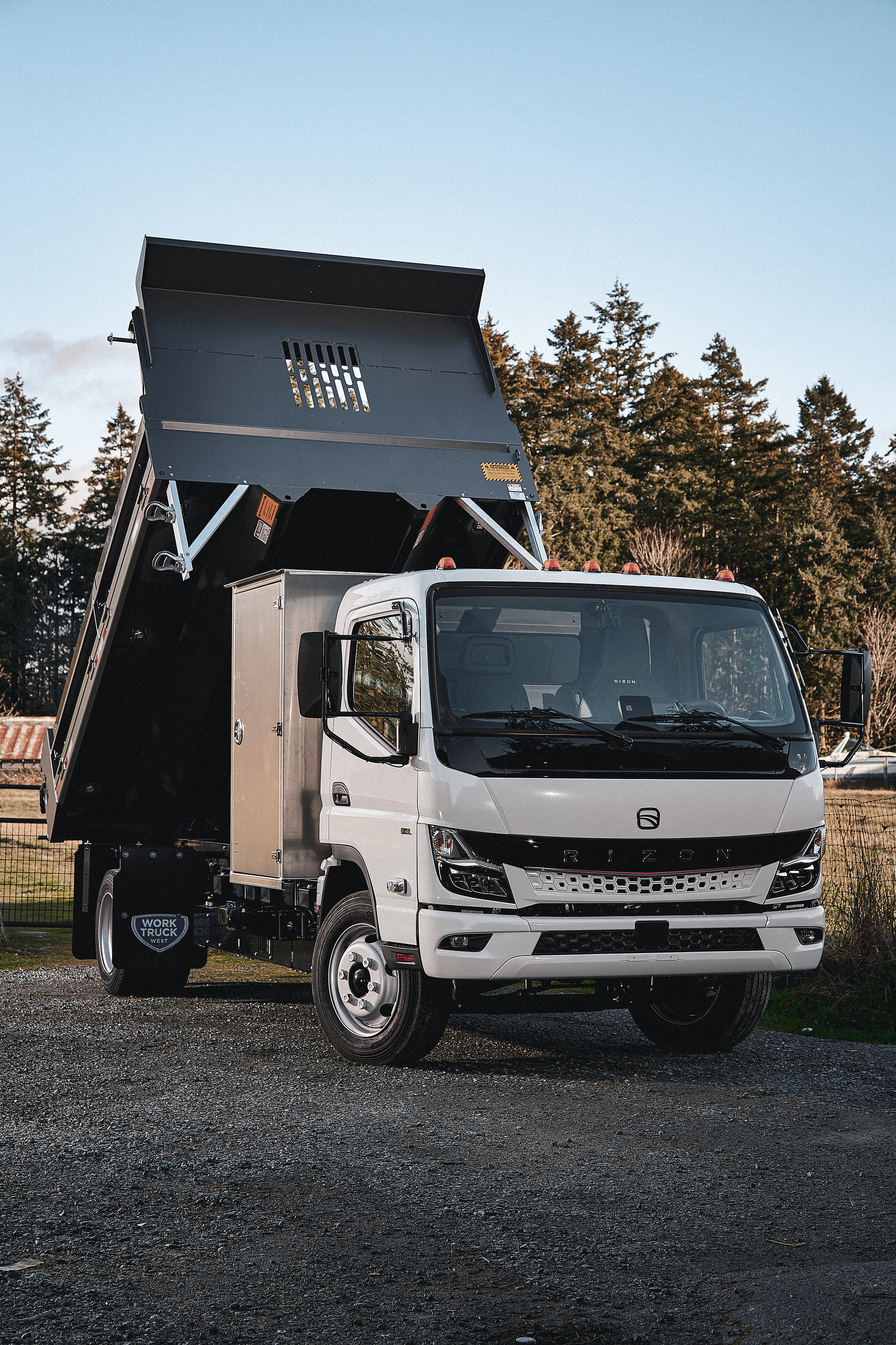 Daimler Truck all-electric brand RIZON hands over first truck in Canada to custom home-builder company