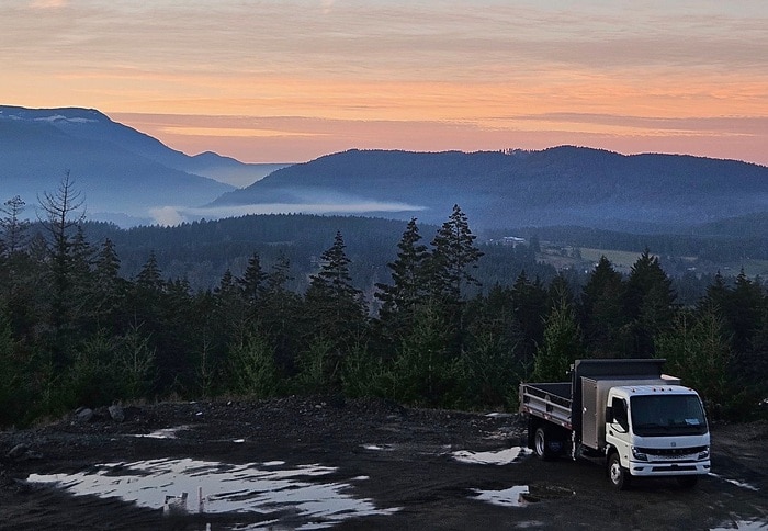 Daimler Truck all-electric brand RIZON hands over first truck in Canada to custom home-builder company