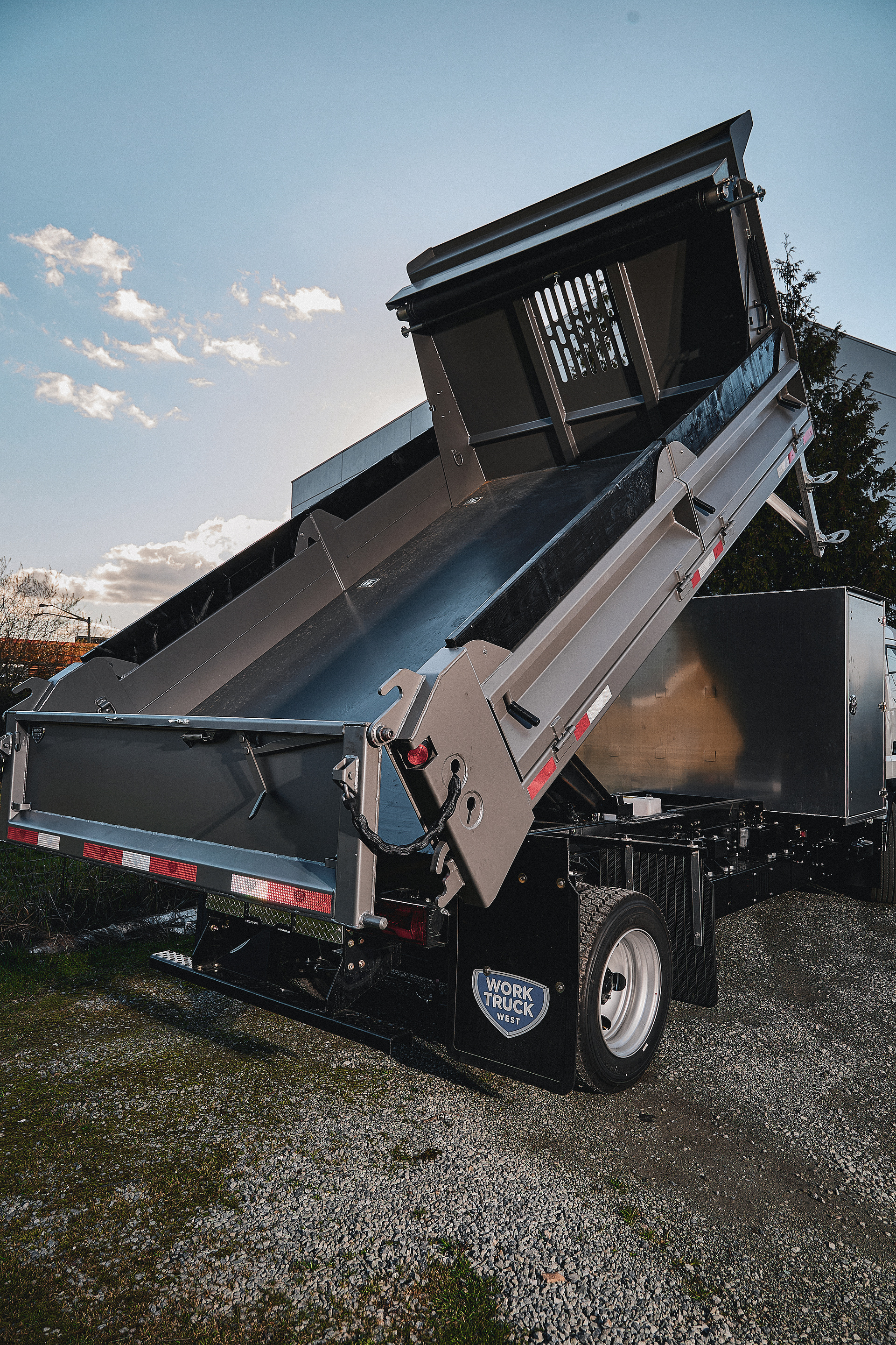 Daimler Truck all-electric brand RIZON hands over first truck in Canada to custom home-builder company