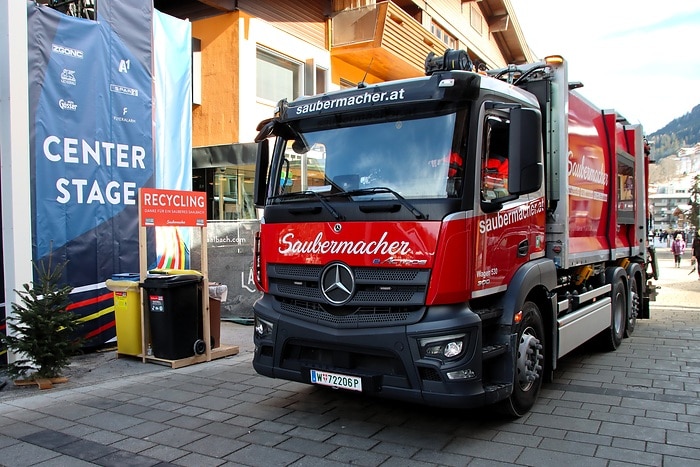 Vollelektrische Müllsammlung auf der Fanmeile: Der Mercedes-Benz eActros 300 räumt bei der Ski WM auf