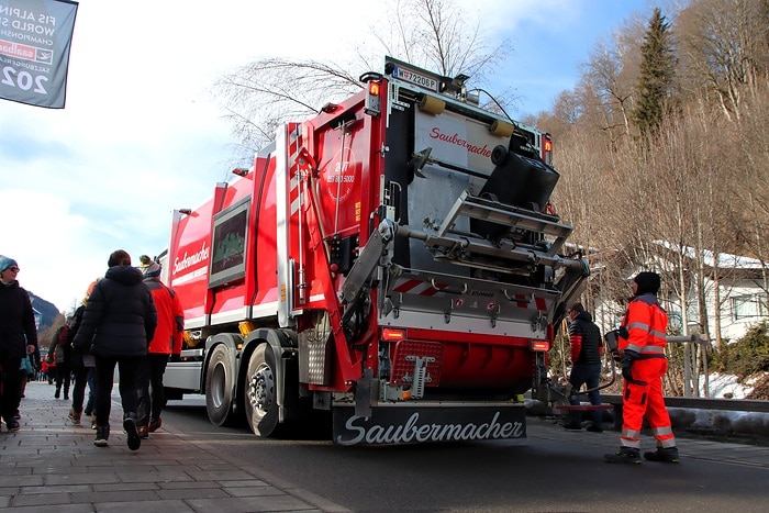 Vollelektrische Müllsammlung auf der Fanmeile: Der Mercedes-Benz eActros 300 räumt bei der Ski WM auf