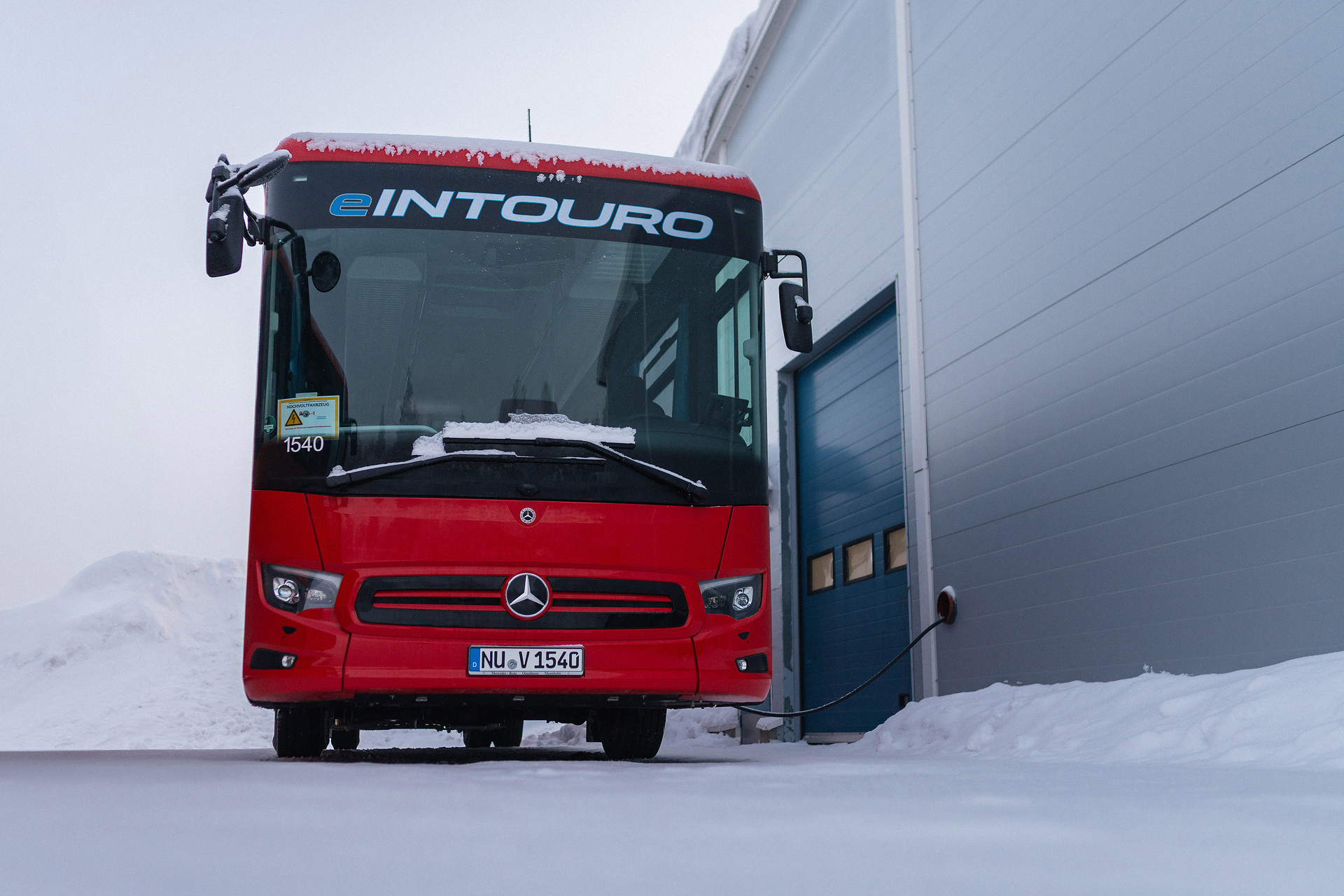 The new eIntouro successfully defies cold, ice and snow: Daimler Buses tests electric intercity bus in Finland