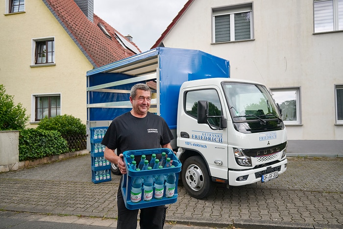 Daimler Truck brand FUSO: all-electric eCanter convinces beverage retailer in daily home-delivery business