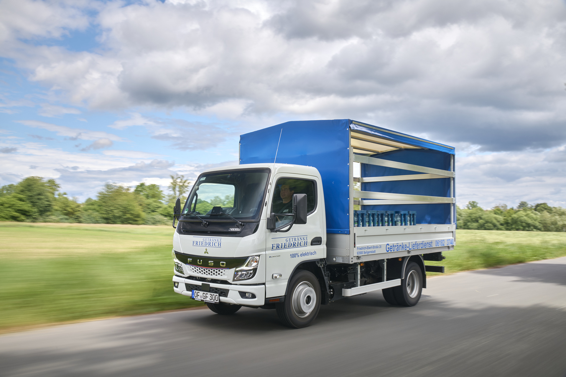 Daimler Truck brand FUSO: all-electric eCanter convinces beverage retailer in daily home-delivery business