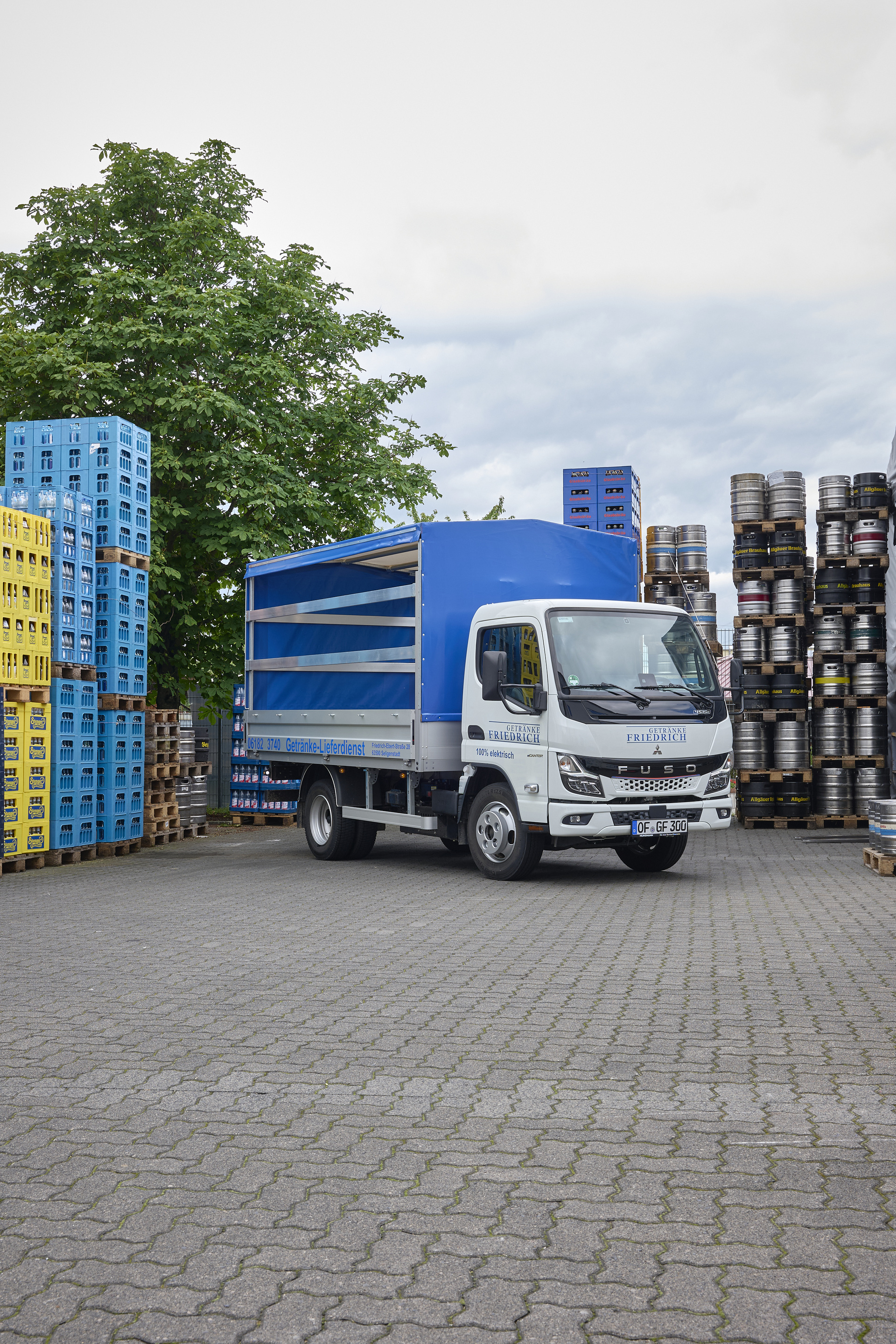 Daimler Truck brand FUSO: all-electric eCanter convinces beverage retailer in daily home-delivery business