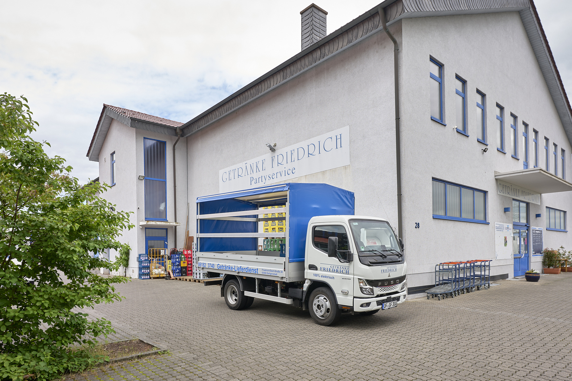 Daimler Truck brand FUSO: all-electric eCanter convinces beverage retailer in daily home-delivery business