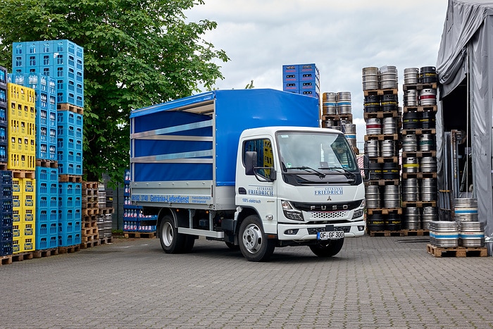 Daimler Truck brand FUSO: all-electric eCanter convinces beverage retailer in daily home-delivery business