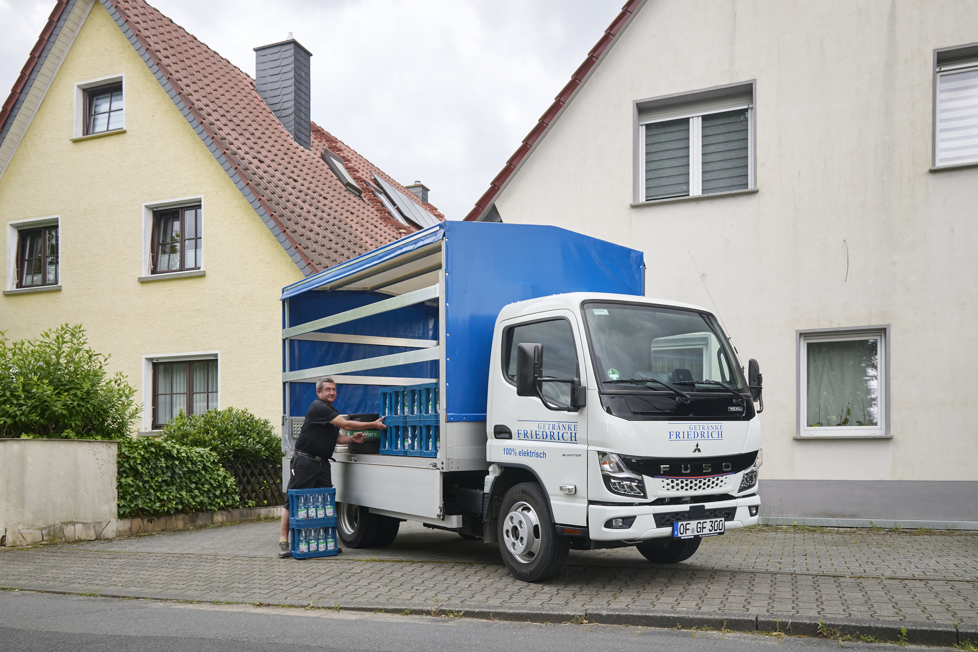 Daimler Truck brand FUSO: all-electric eCanter convinces beverage retailer in daily home-delivery business