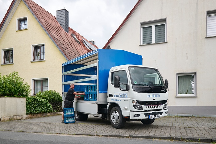 Daimler Truck brand FUSO: all-electric eCanter convinces beverage retailer in daily home-delivery business