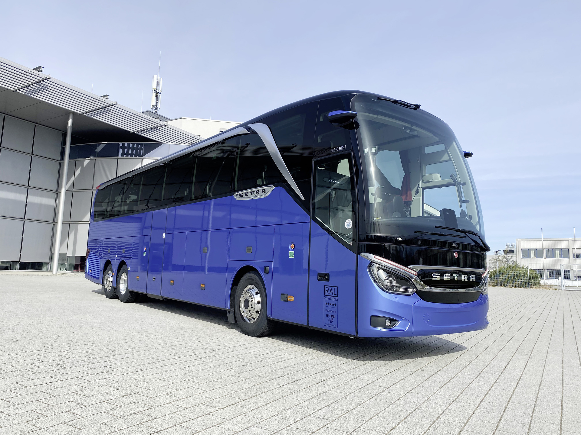 The Setra coaches from König’s Reisen have the innovative MirrorCam on board. Less is more