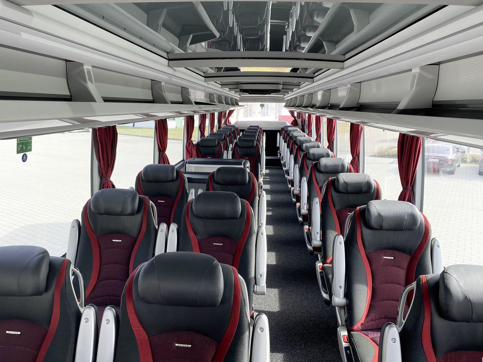 The S 516 HDH is equipped with a glass roof and 30 travel seats in the 2+1 seating variant. Less is more