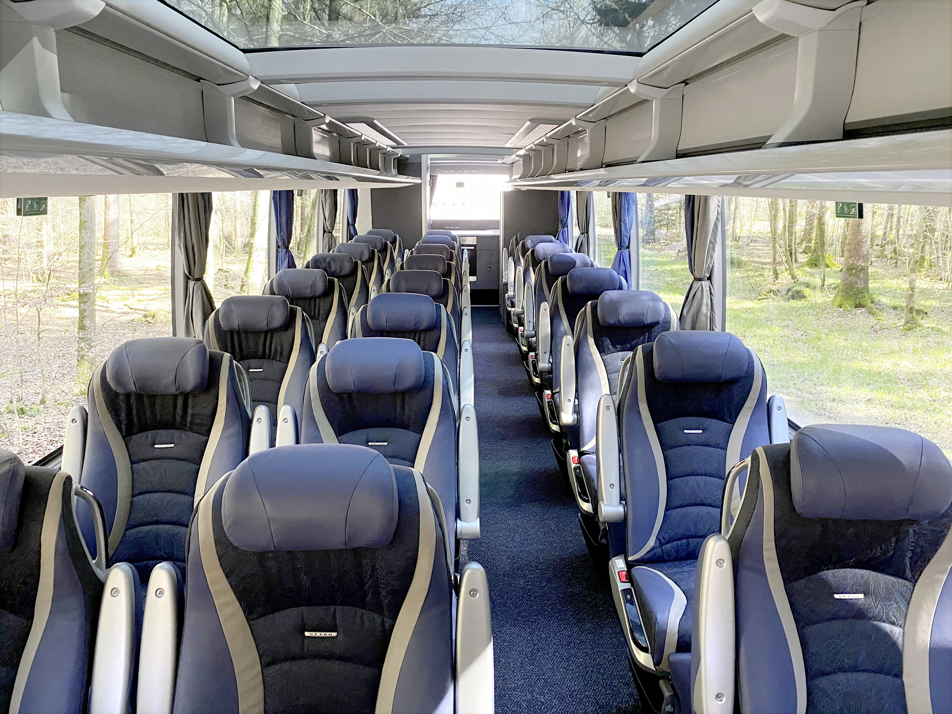 The two-axle Setra ComfortClass vehicles are equipped with 27 travel seats, which are arranged in the space-saving 2+1 variant. Less is more