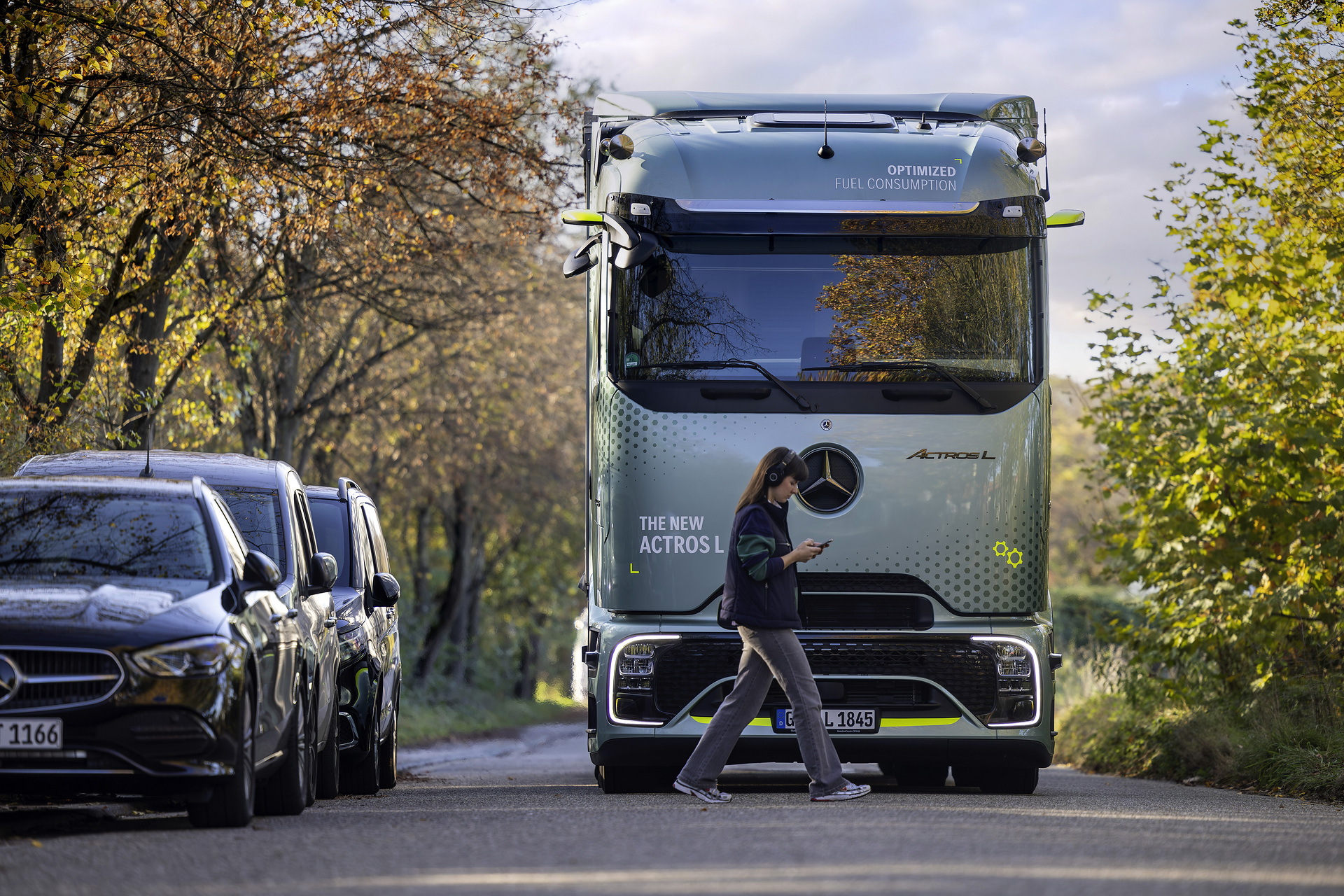 Mercedes-Benz Trucks: Active Brake Assist 6 with pedestrian recognition and active braking Seeing where people don´t look – Mercedes - Benz Trucks relies on intelligent assistance systems for better protection of cyclists and pedestrians