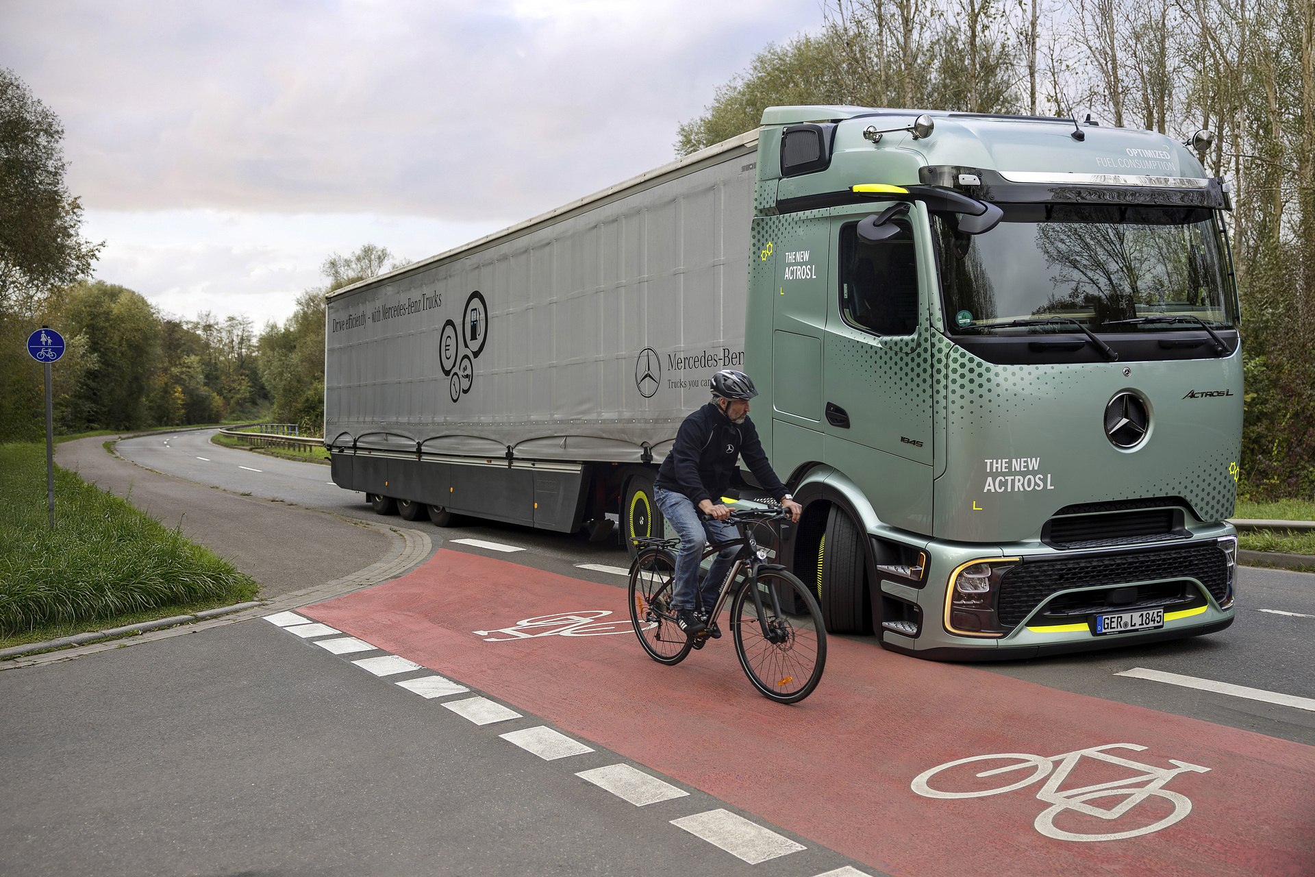 Mercedes-Benz Trucks Active Sideguard Assist 2 Seeing where people don´t look – Mercedes - Benz Trucks relies on intelligent assistance systems for better protection of cyclists and pedestrians