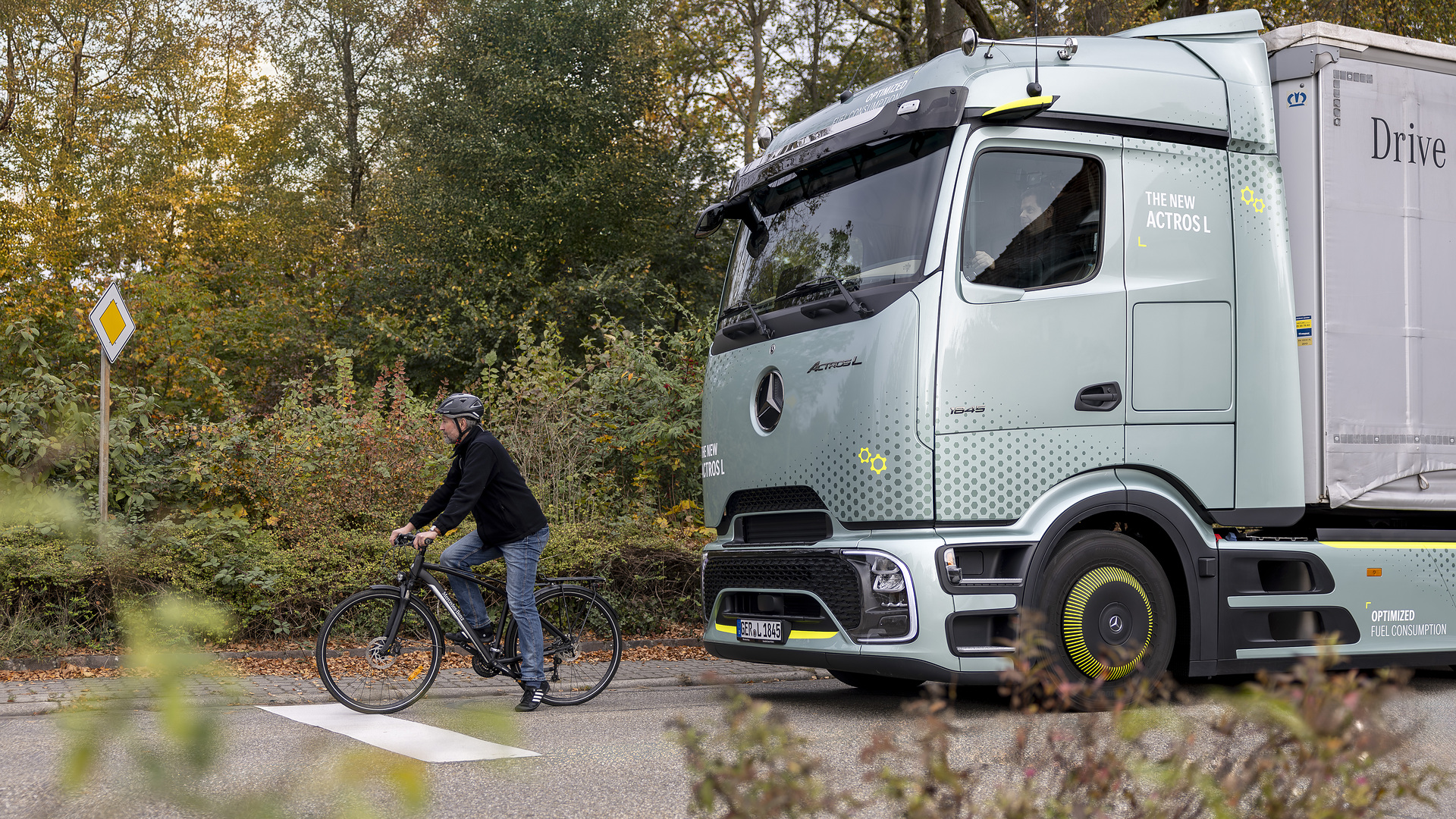 Mercedes-Benz Trucks Frontguard Assist Seeing where people don´t look – Mercedes - Benz Trucks relies on intelligent assistance systems for better protection of cyclists and pedestrians