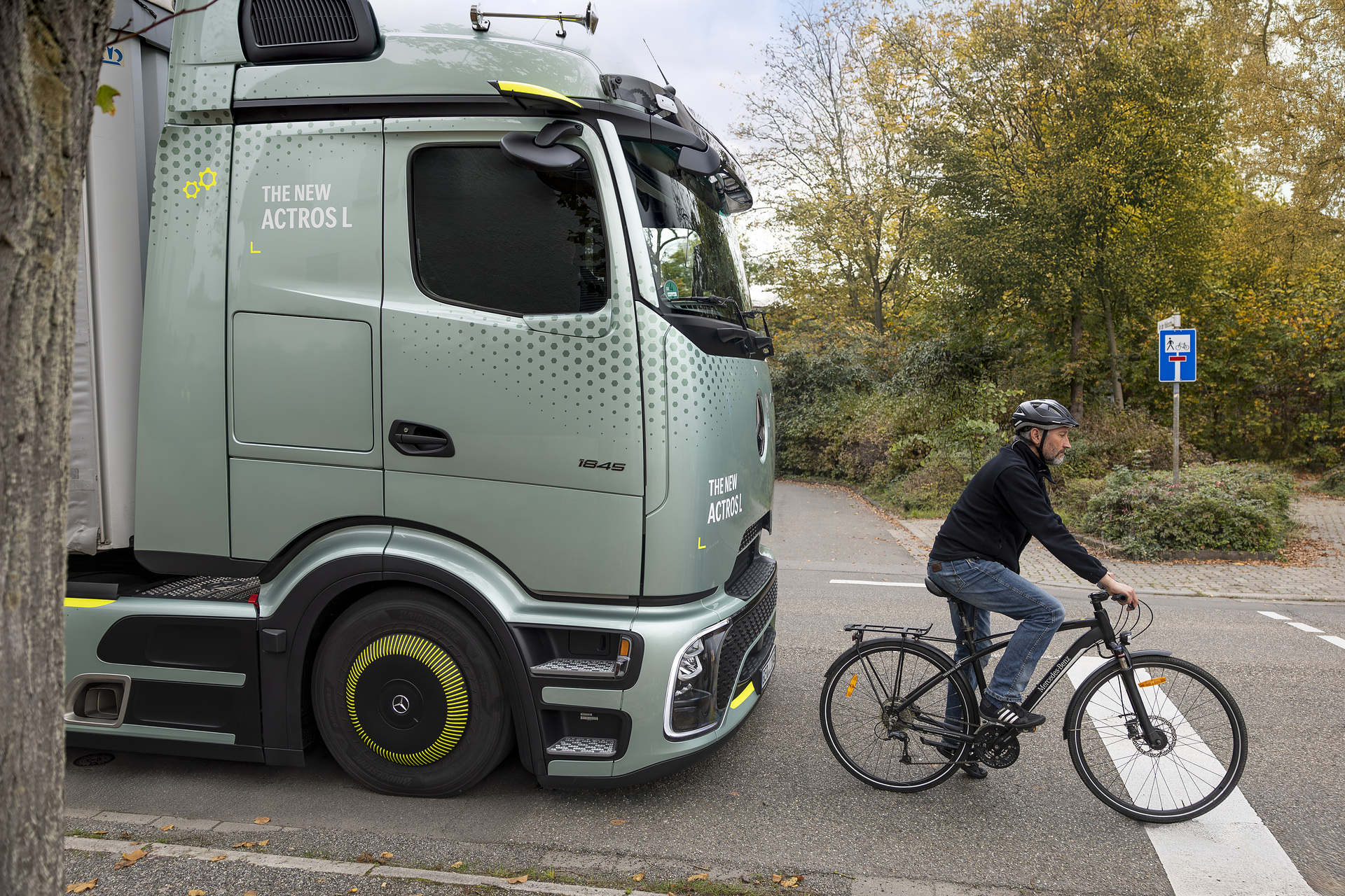 Mercedes-Benz Trucks Frontguard Assist Seeing where people don´t look – Mercedes - Benz Trucks relies on intelligent assistance systems for better protection of cyclists and pedestrians
